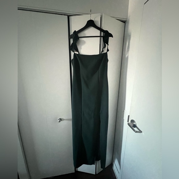 Long emerald green fitted dress with ruffled detailed straps - Picture 2 of 9